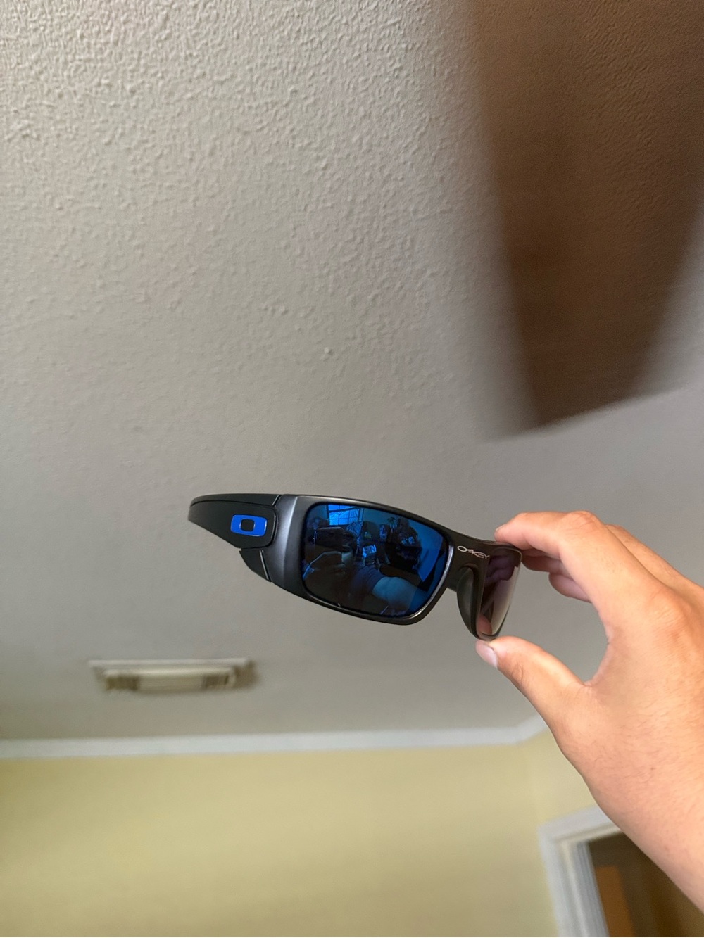 Oakley Men’s Black Frame Blue Mirror Lens Sunglasses oak